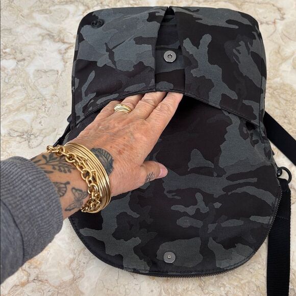 Lululemon All Night Festival Bag 5L in Jacquard Camo Cotton Obsidian/Black - Picture 10 of 14